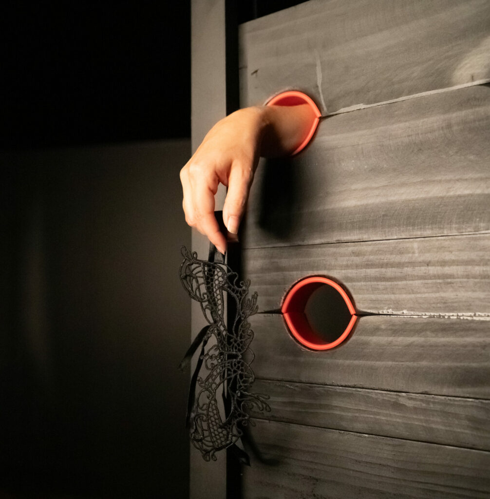 ô plaisir loveroom bdsm main guillotine masque